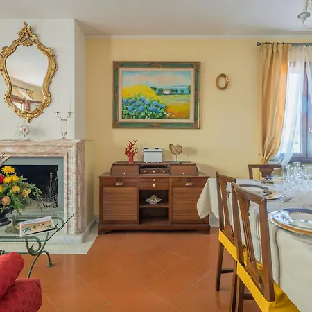 Apartamento La Bouganville - House With Garden Dei Marmi, Toscana