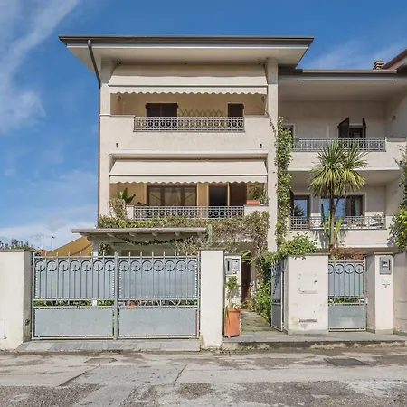 La Bouganville - House With Garden Dei Marmi, Toscana Daire